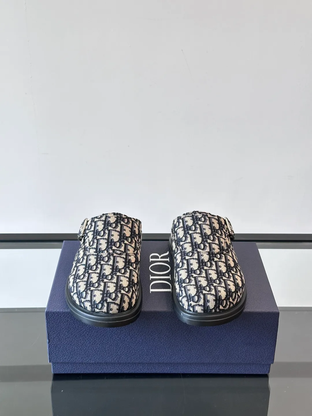 p340 "Dio＊" Brand new mules are available. I think cap-toe mules are really cool for boys. They are Dior's most classic oblique print and are fashionable and comfortable. These Dior Aqua mules combine modern style and classic design. Beige and black Oblique printed fabric upper with adjustable straps and a metal-clad copper alloy Dior buckle for added style. Paired with black leather, rubber and EVA notch soles, they can be easily paired with a variety of casual outfits. size: 38-45 (45 customized)